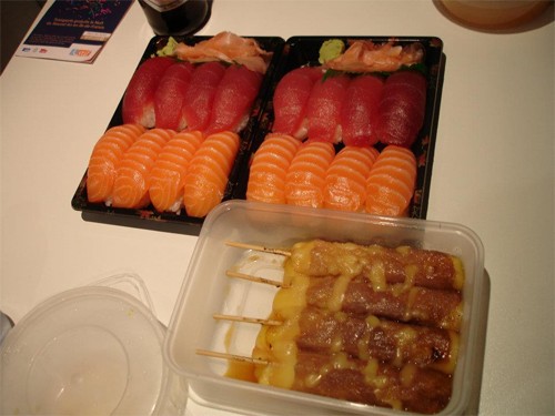 4.Sushi hải sản Nhật Bản: Sushi là một trong những món ăn truyền thống của đất nước mặt trời mọc. Không chỉ người dân bản địa, khách du lịch mà các du học sinh nhà mình cũng "chết lịm" với món ăn này. Đây không chỉ là món ăn bổ dưỡng, rất dễ làm và cũng không hề đắt. Nguyên liệu của món ăn này là những miếng cá, tôm và chút thịt bò được tẩm gia vị và nướng trên bếp than hồng. Món ăn càng ngon hơn khi được dùng với sốt cà chua. Mùi thơm của cá hòa vào cái lạnh của tiết trời Nhật Bản càng làm ấm hơn tình cảm của các du học sinh Việt ở Nhật Bản. Xem thêm: Chùm ảnh:Nữ DHS Việt Nam ở Nhật trong cuộc thi Miss Vysa Photo Contest